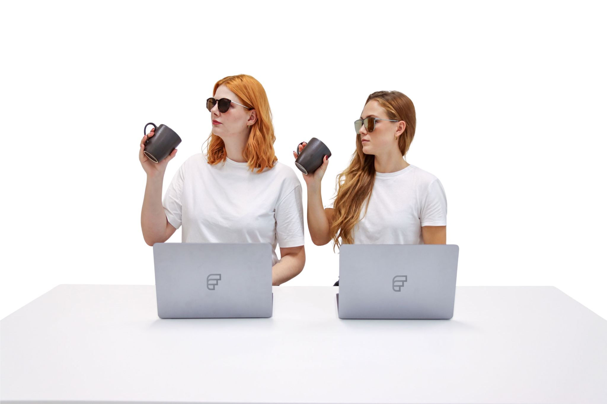 Bild von zwei Personen, die an einem Computer arbeiten