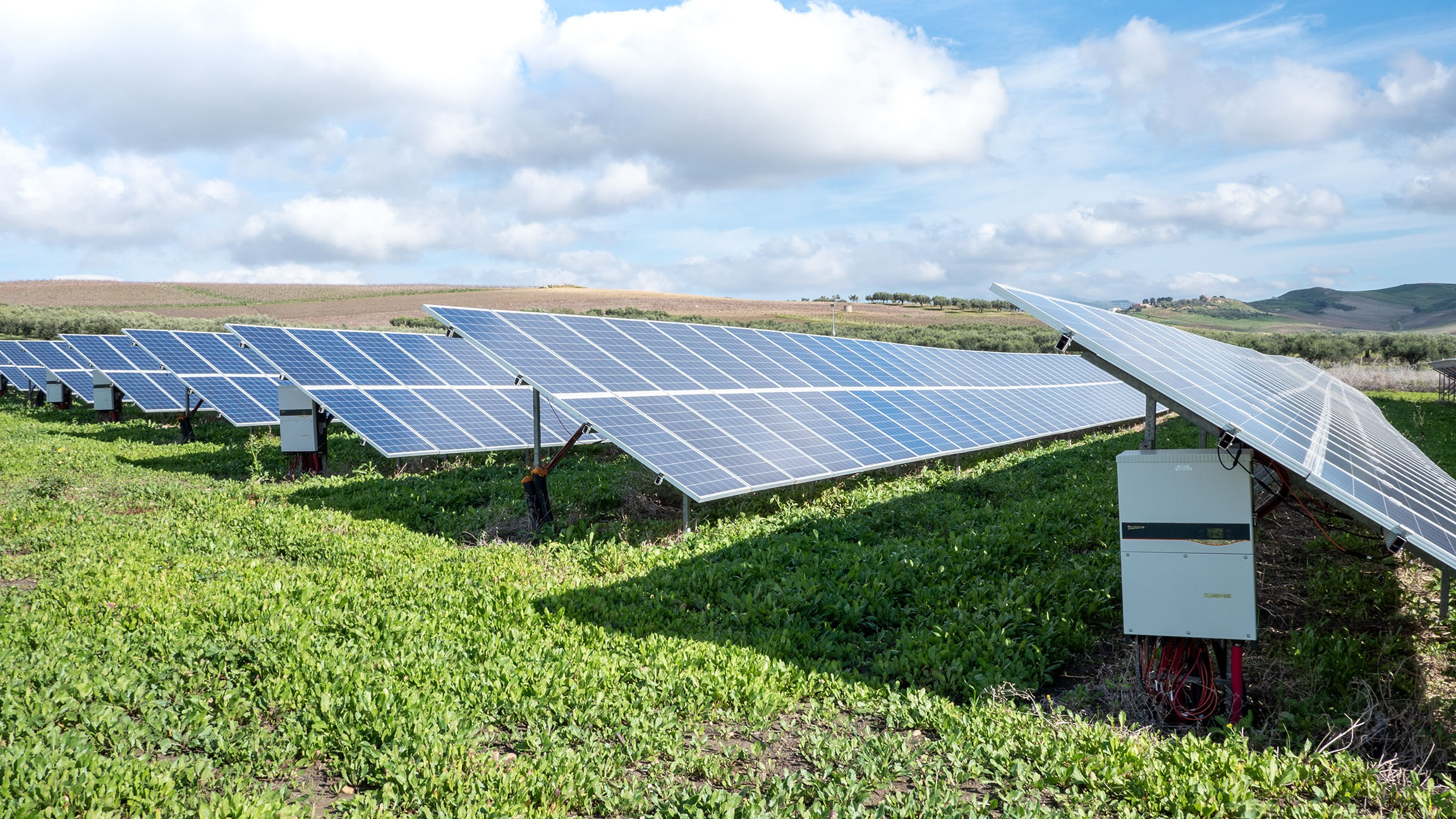 Eine großen Photovoltaikanlage zur Stromgewinnung durch Sonnenstrahlung